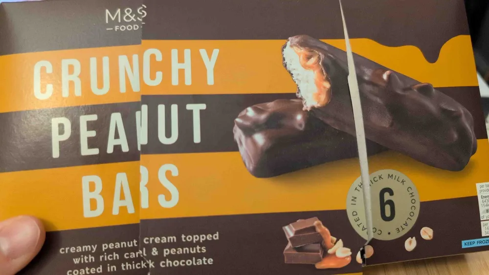 M&S <-FOOD- CRUNCHY PEANUT BARS creamy peanut ice