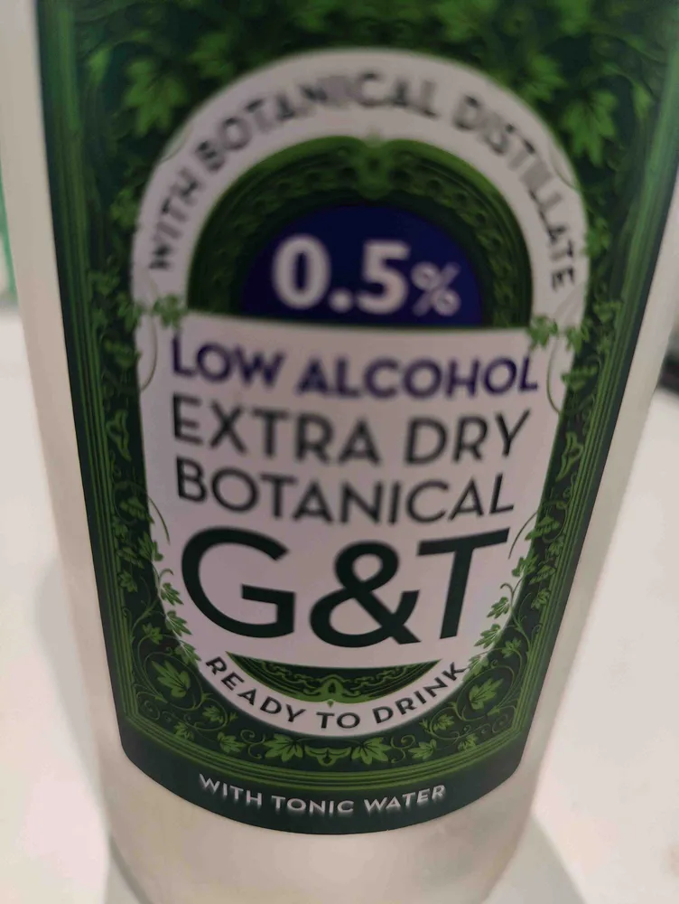 Low alcohol extra dry botanical gin and tonic