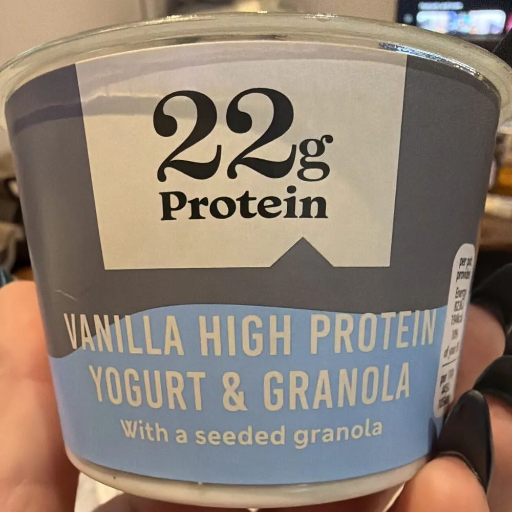 vanilla yoghurt and granola