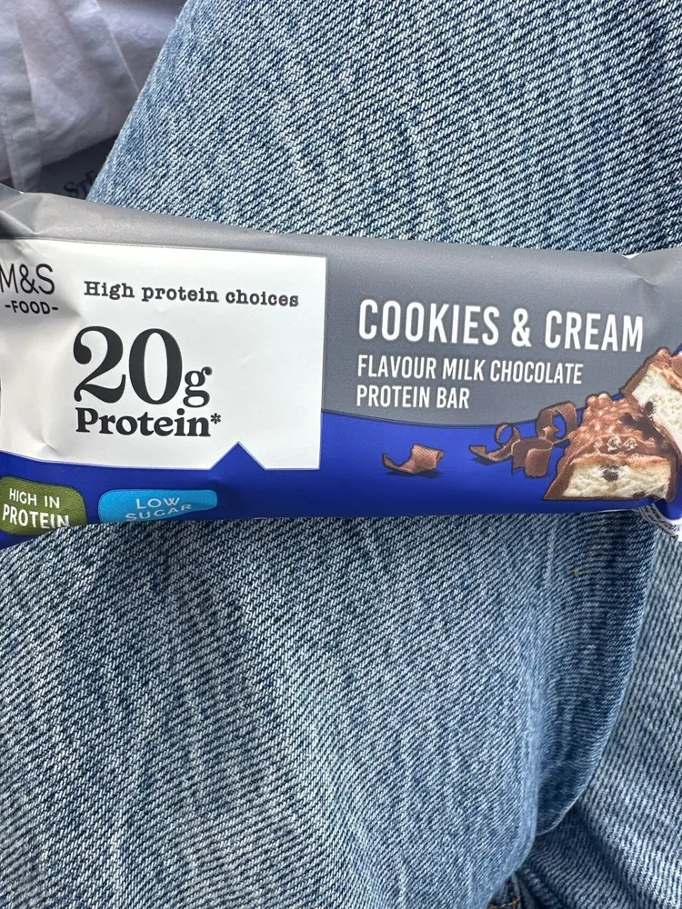 COOKIES & CREAM FLAVOUR MILK CHOCOLATE PROTEIN BAR