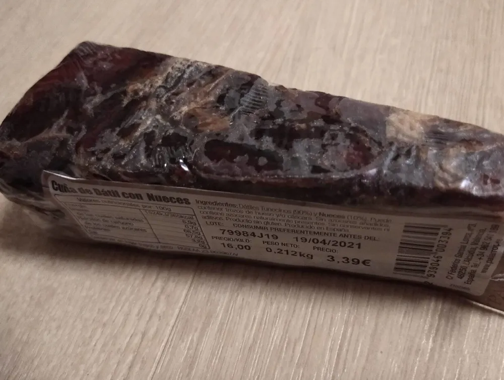 Cuña de dátil con nueces
