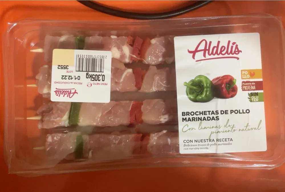 Brocheta de pollo marinadas con laminas de pimiento matural
