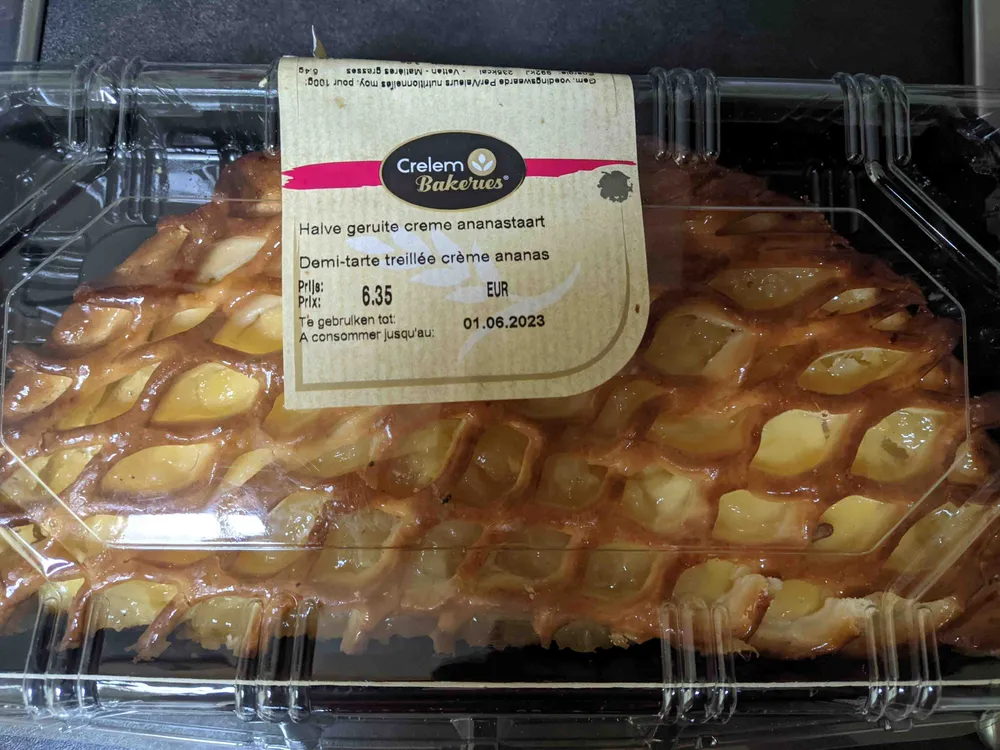 Halve geruite crème ananastaart