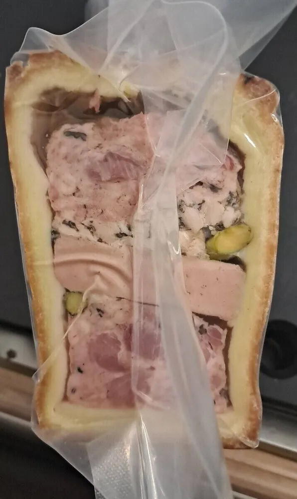 Pate en croute de pintade aux morilles et aux champignons
