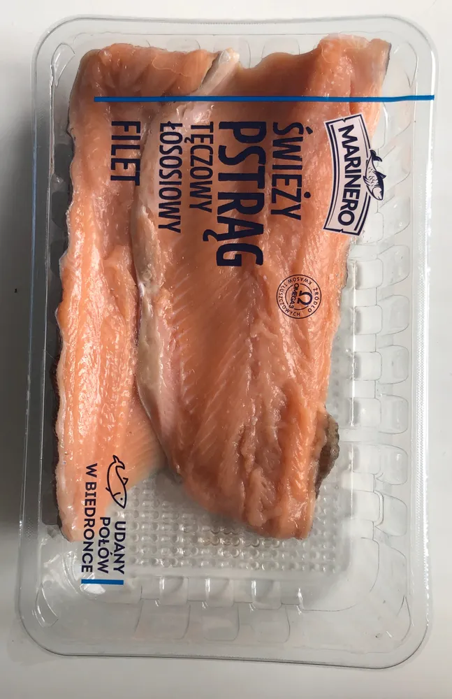 Świeży pstrąg tęczowy łososiowy filet