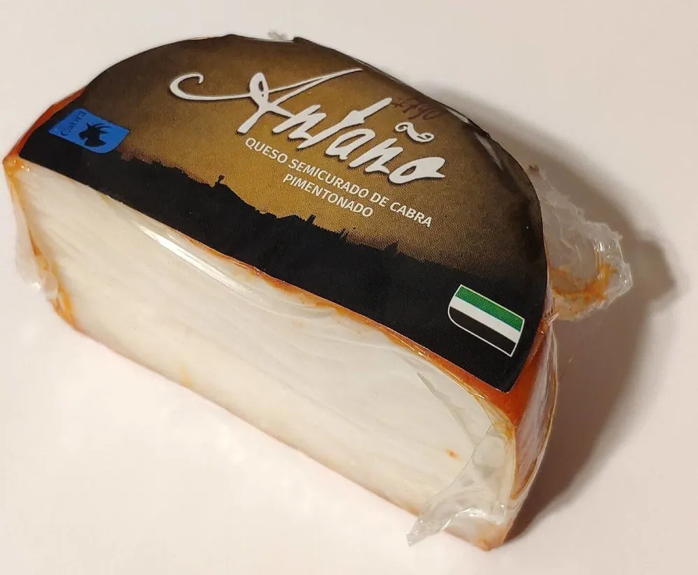 Queso semicurado de cabra pimentonado