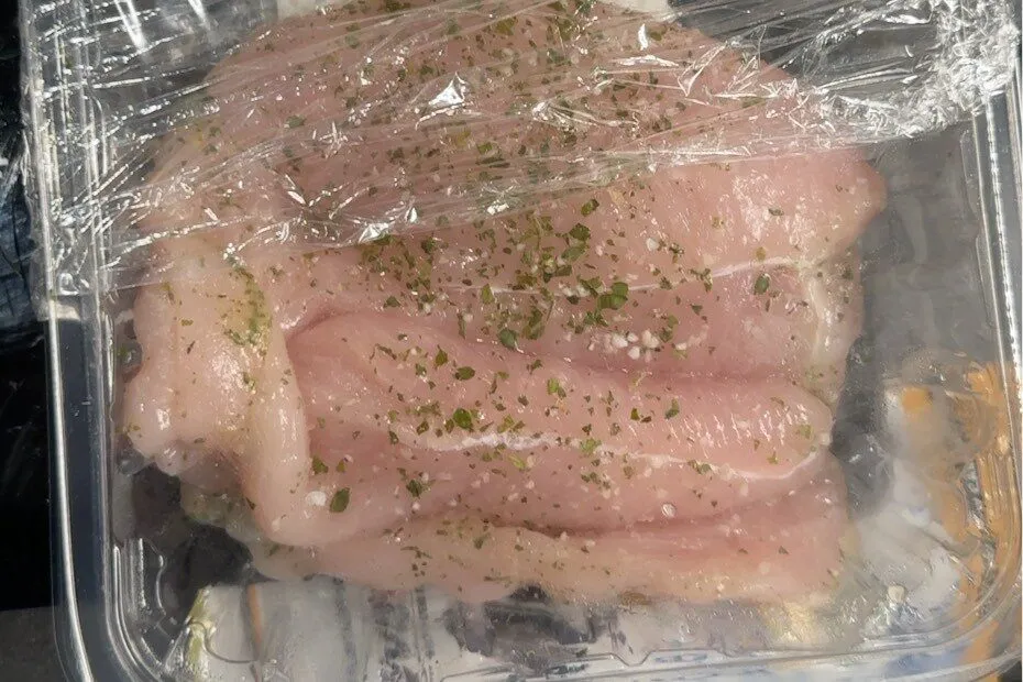 Pechuga de Pollo fileteada marinada al ajillo