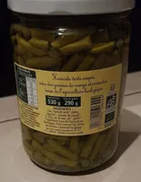 Haricots verts coupés avec des graines de courges et aromates
