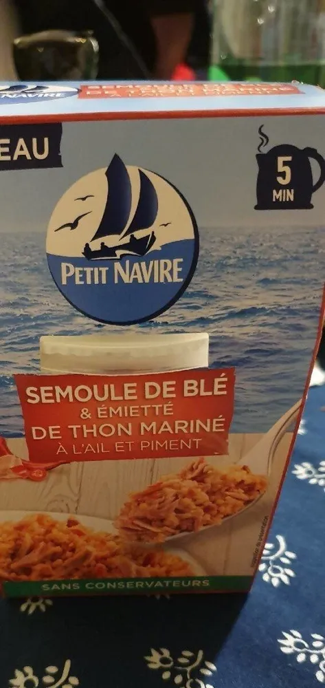 Semoule de blé & émietté de thon mariné à l ail et piment
