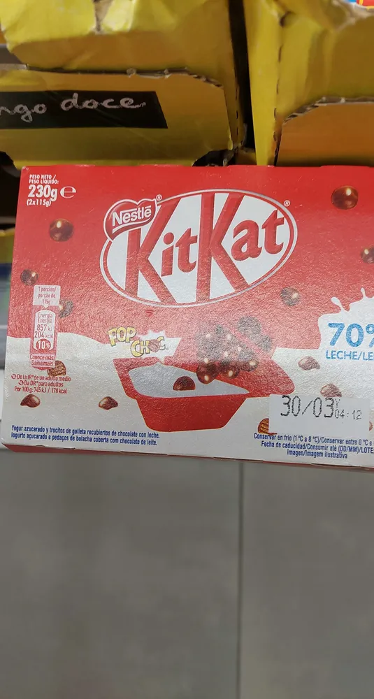 Mix-in yogur natural azucarado con bolitas de kitkat
