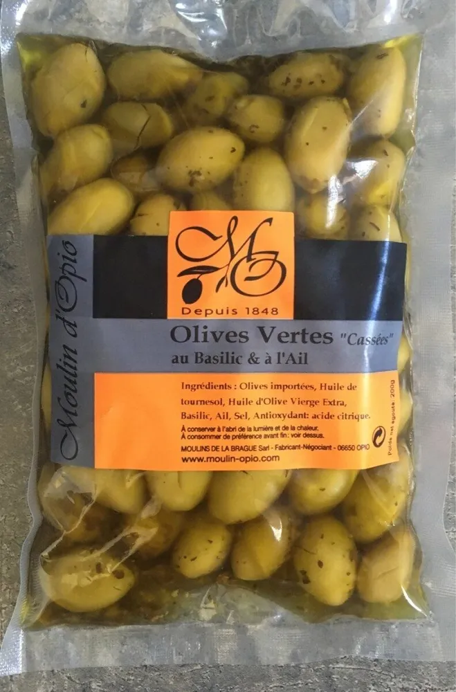 Olives vertes cassees au basilic et a l'ail