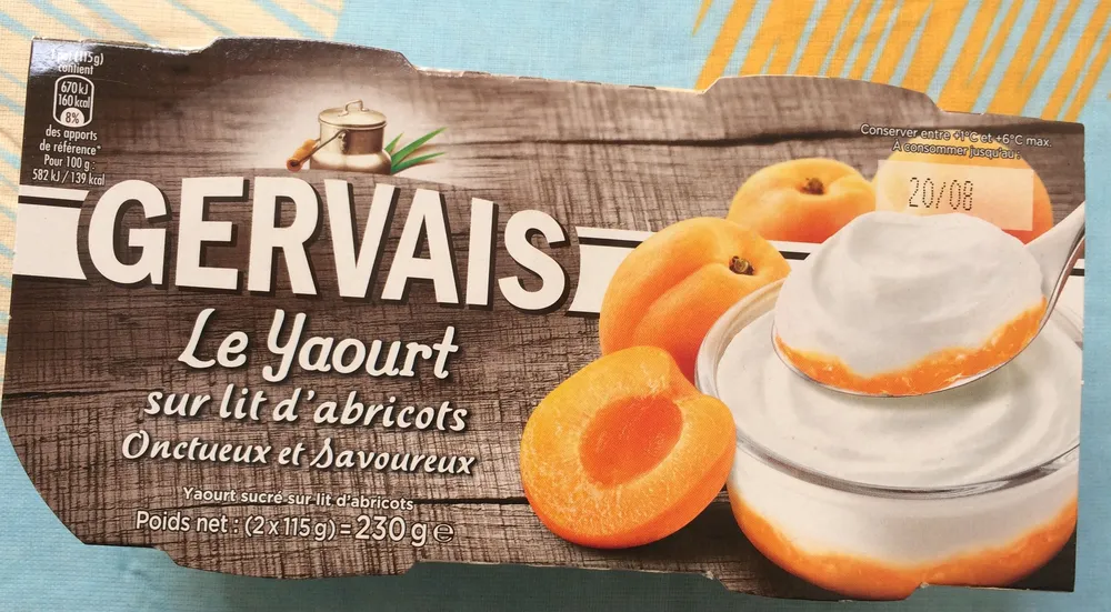 Le yaourt sur lit d'abricots