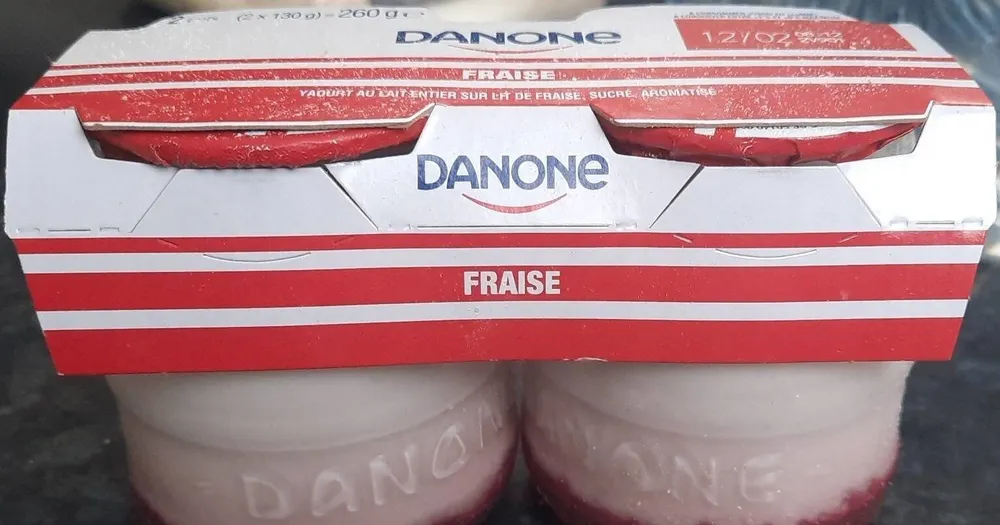 Yaourt au lait entier sur lit de fraise, sucré, aromatisé