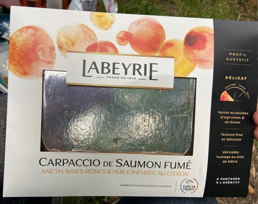 Carpaccio de saumon fumé Aneth baies roses et huile citron