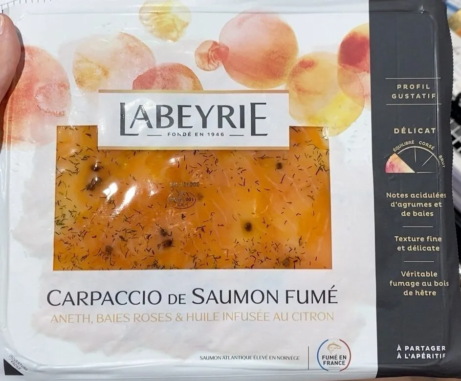 Carpaccio de saumon fumé aneth baies roses et citron