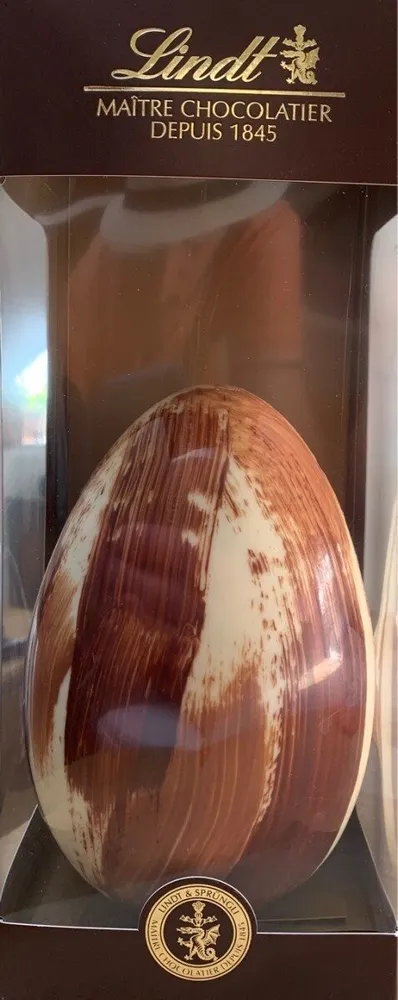 Moulage de chocolat au lait, blanc et noir