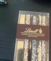 Bâtonnet de chocolat noir aux noisettes grillées