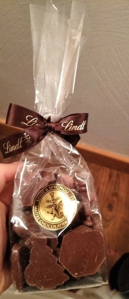 Assortiment de bouchées de chocolats au lait noirs et blancs