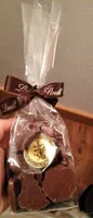 Assortiment de bouchées de chocolats au lait noirs et blancs