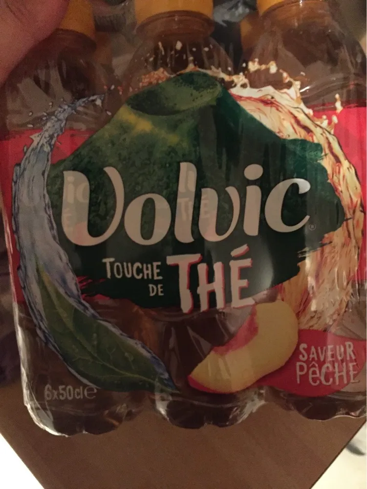 Boisson eau minérale naturelle Touche de thé pêche VOLVIC, 6x50cl