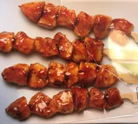 Brochettes Yakitori de poulet mariné cuit