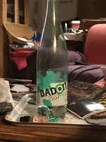Boisson pétillante à l'eau minérale naturelle à l'arôme naturel de menthe