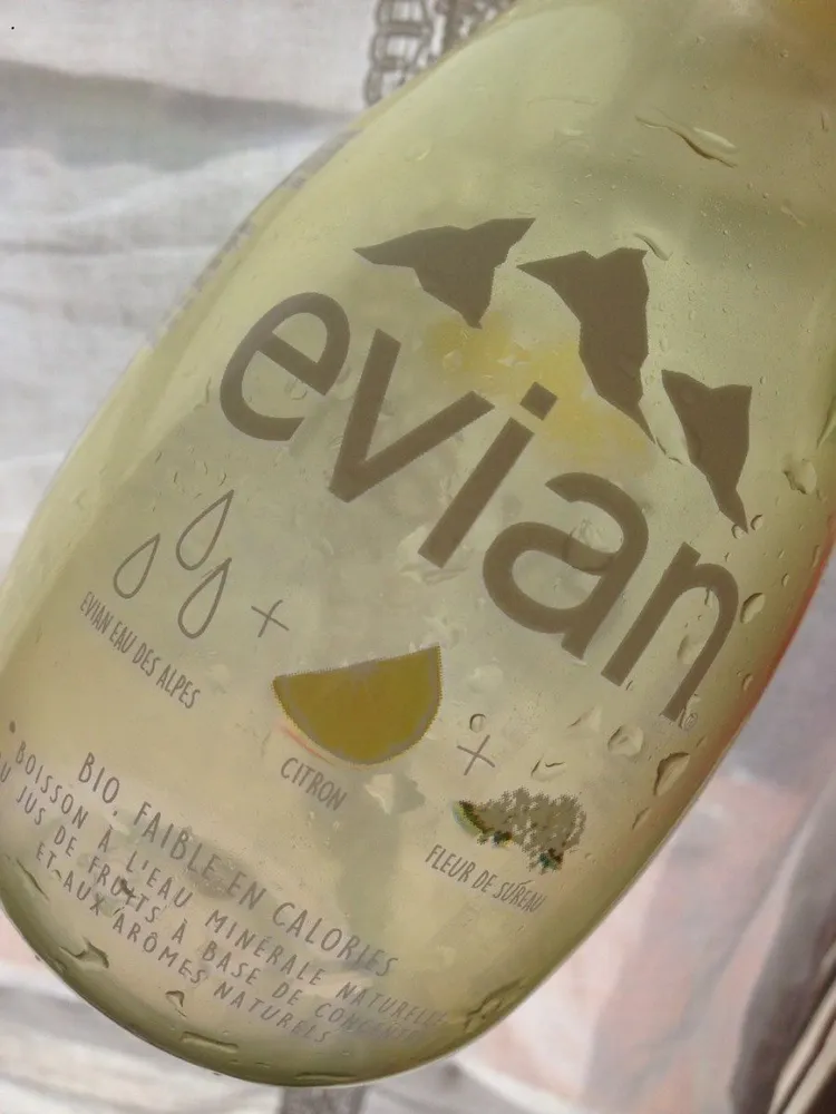 Evian fruits et plantes citron et fleur de sureau