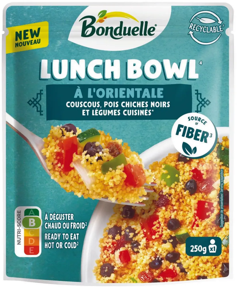 Lunch bowl à l'orientale avec couscous pois chiches et légumes cuisinés