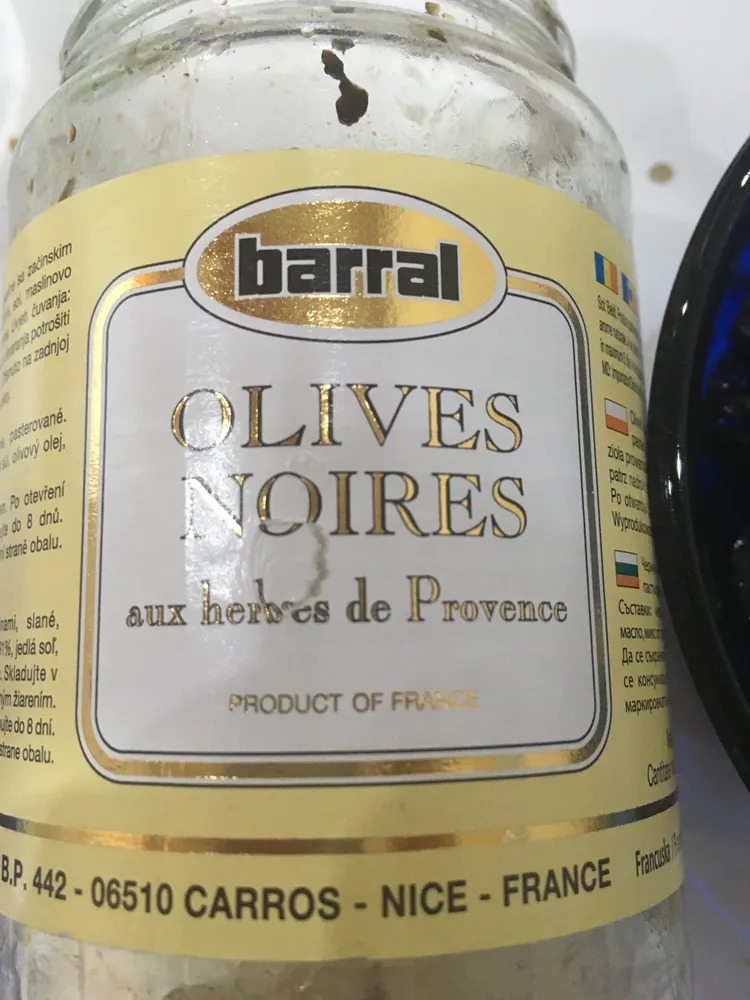 Schwarze Oliven mit Kräutern der Provence