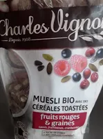 Muesli bio avec des céréales toastées fruits rouges et graines