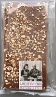 Tablette en chocolat au lait avec des noisettes caramélisées