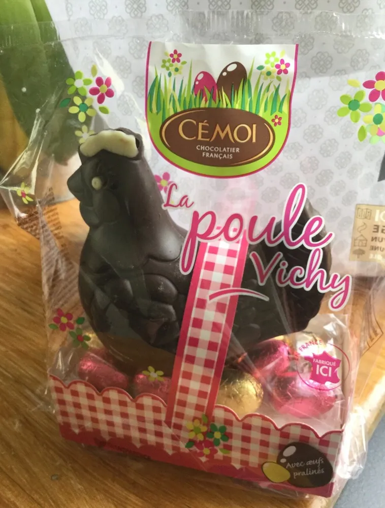 La Poule Vichy chocolat noir avec œufs pralinés