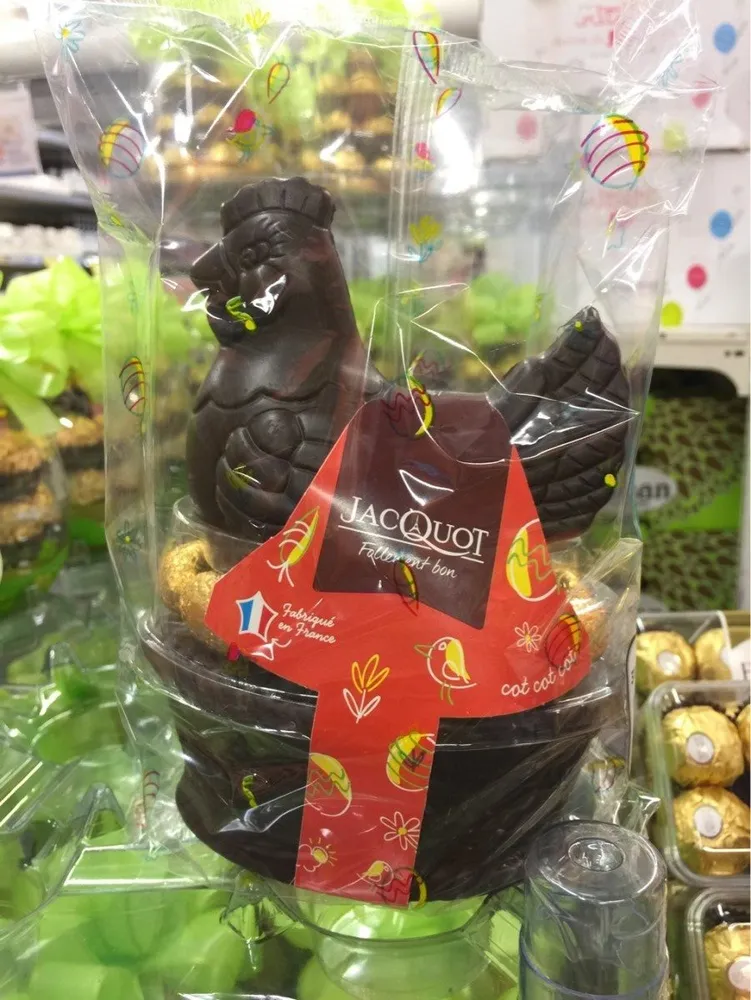 Poule Couveuse en Chocolat Noir Garnie