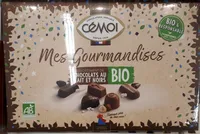 Assortiment de chocolats au lait et noirs