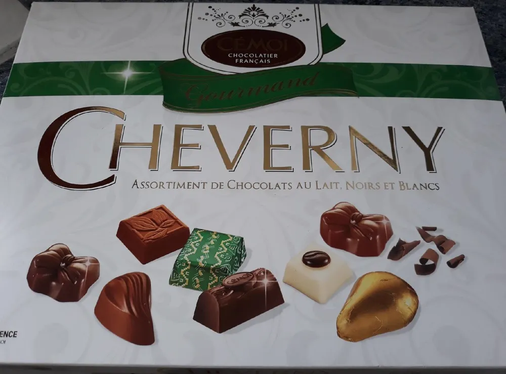 Cheverny - Assortiment de Chocolats au Lait, Noirs et Blancs
