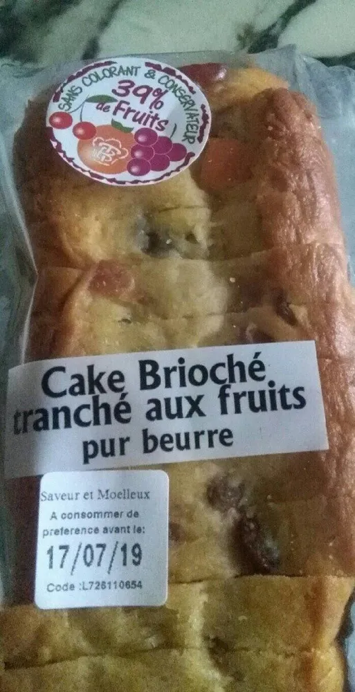 Cake brioché tranché aux fruits