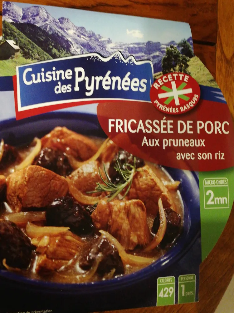 Fricassée de porc au pruneaux avec son riz
