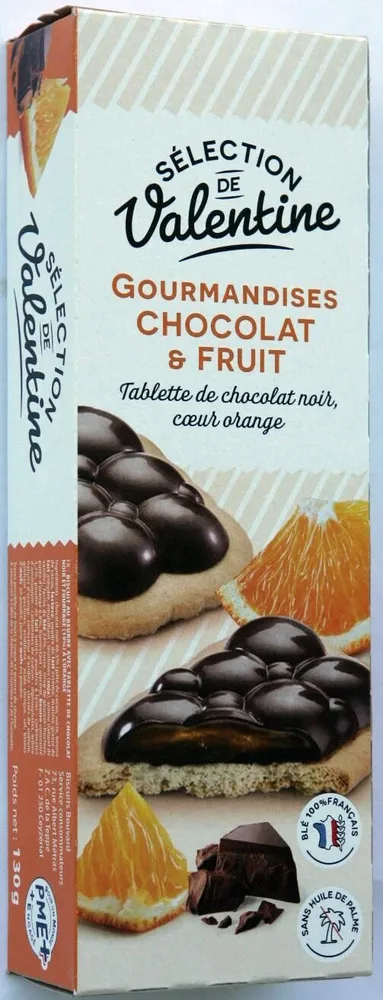 Gourmandises chocolat et fruit, tablette de chocolat noir, coeur orange