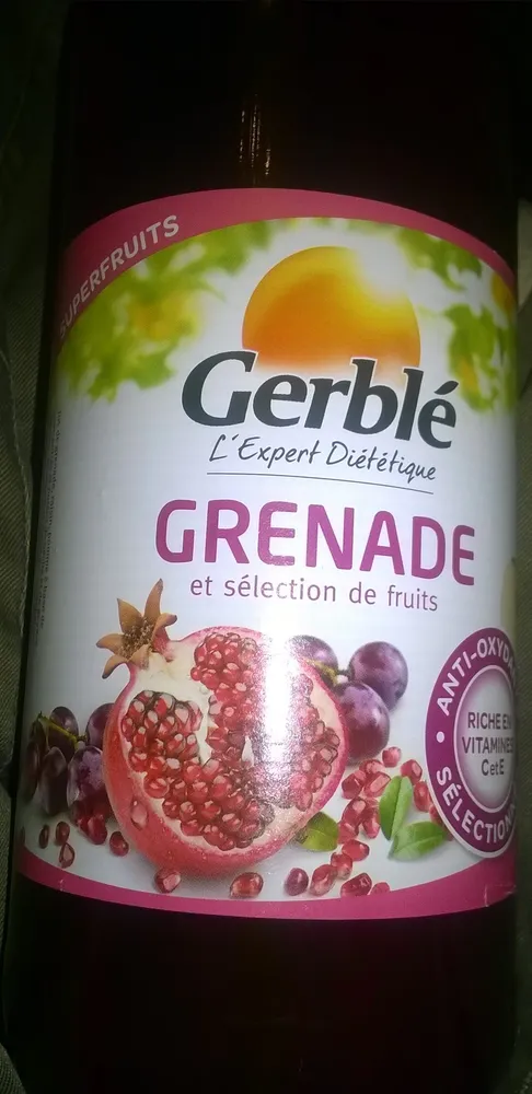 Grenade et sélection de fruits