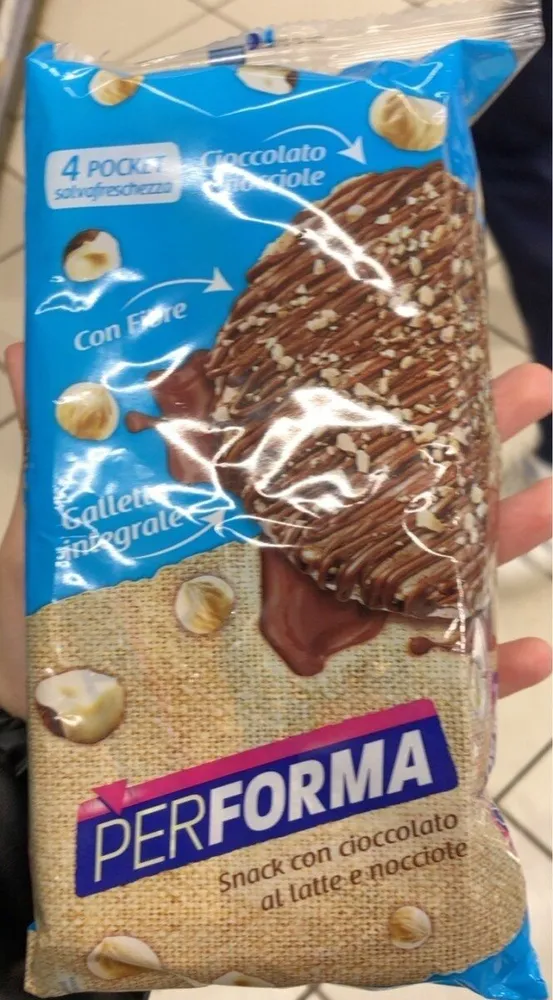 Snack con cioccolato al latte e nocciole