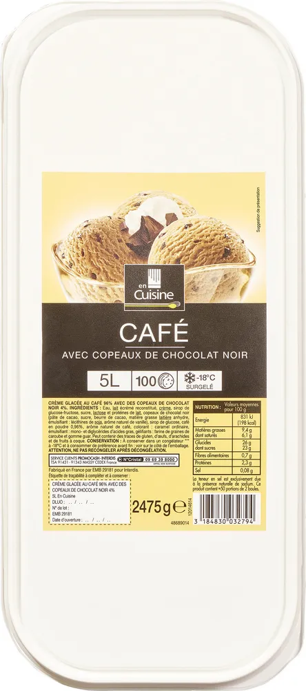 Cafe avec copeaux de chocolat noir