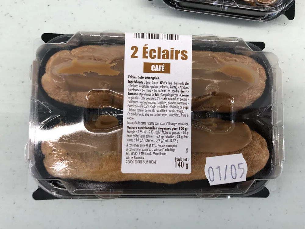 Eclair au café