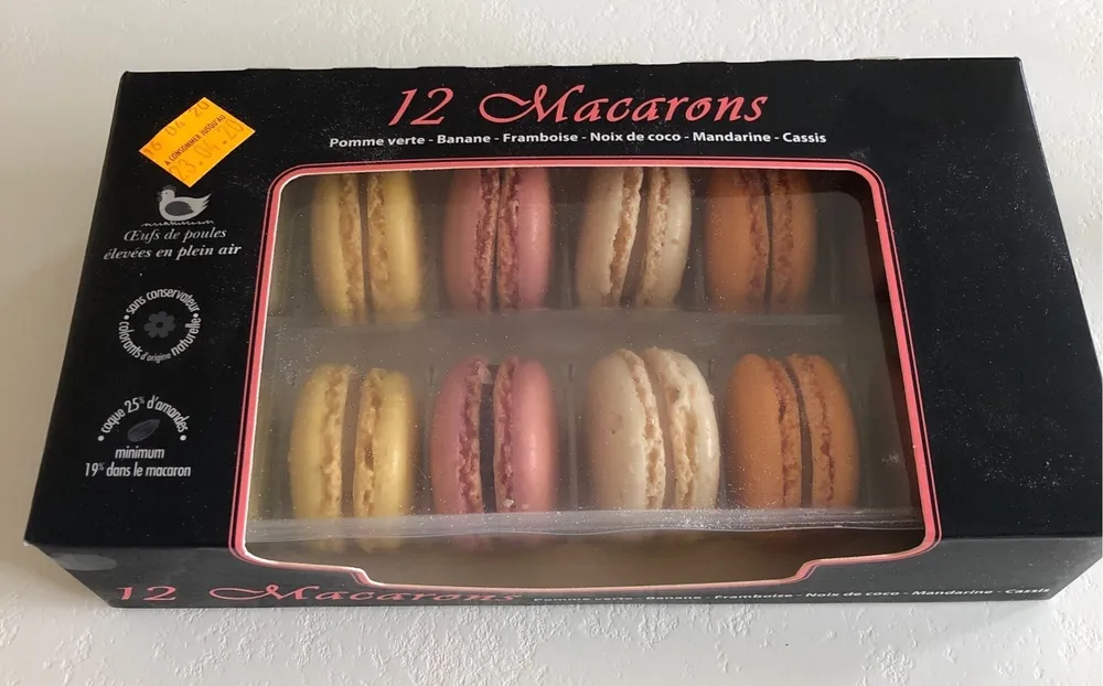 12 Macarons