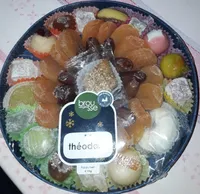 Assortiment de fruits secs, pâte d'amande et patisseries