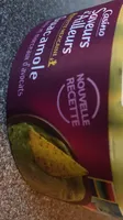 Guacamole purée et morceaux d'avocats.