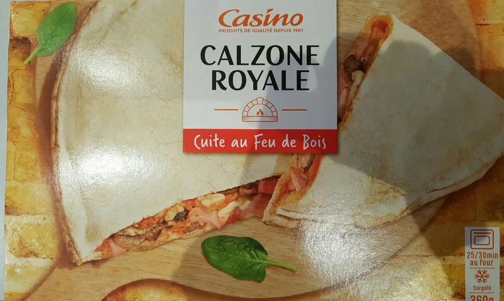 Pizza calzone Royale cuite au feu de bois