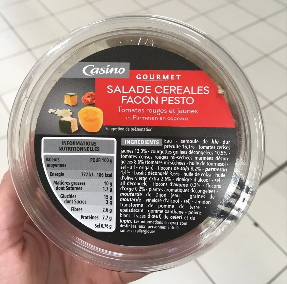 Salade céréales façon pesto tomates rouges et jaunes et parmesan en copeaux