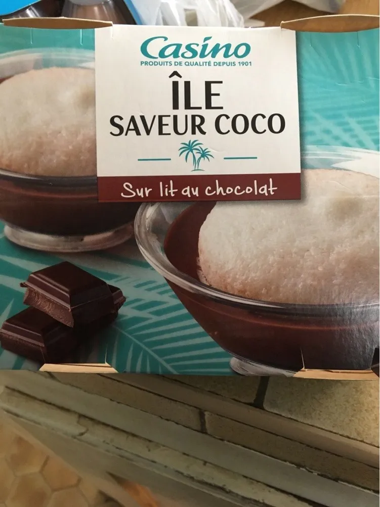 Ile saveur coco sur lit au chocolat