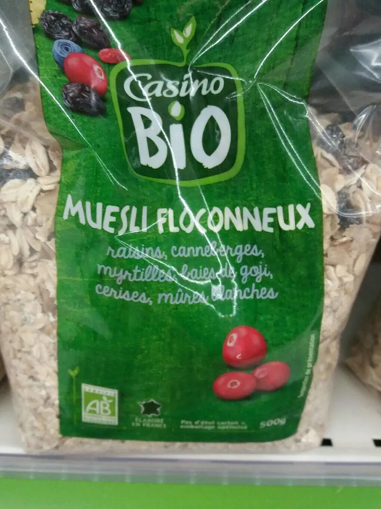 Muesli floconneux raisins, canneberges, myrtilles, baies de goji, cerises, mûres blanches