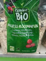 Muesli floconneux raisins, canneberges, myrtilles, baies de goji, cerises, mûres blanches